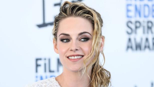 Ein Porträt von Kristen Stewart mit blonden, gewellten Haaren.