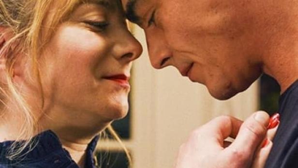 Ein Mann und eine Frau stehen Stirn an Stirn, möglicherweise ein Filmposter.