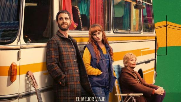 Das Filmplakat für „El Bus de la Vida“ zeigt vier Schauspieler vor einem alten Bus.