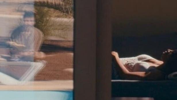 Eine Frau entspannt sich auf einer Couch; im Vordergrund steht der Titel „All We Ever Wanted“.