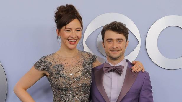 Daniel Radcliffe posiert mit einer Frau auf dem roten Teppich.