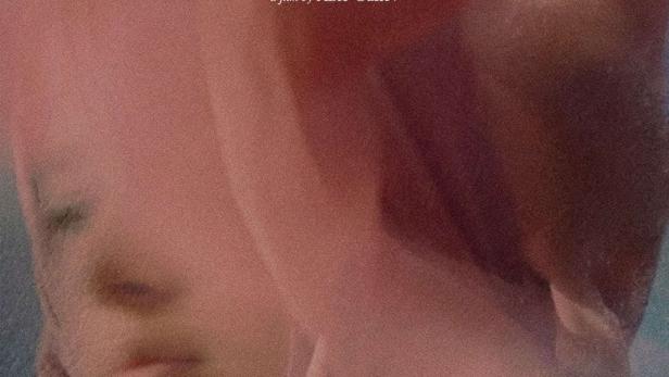 Das Filmplakat für „Sanki Yoxsan“ von Azer Guliev zeigt ein verschwommenes Gesicht.