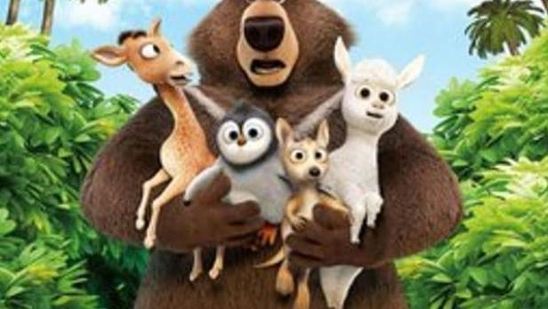 Ein Bär hält eine Giraffe, einen Pinguin, einen Hund und ein Schaf im Arm, umgeben von tropischer Vegetation.