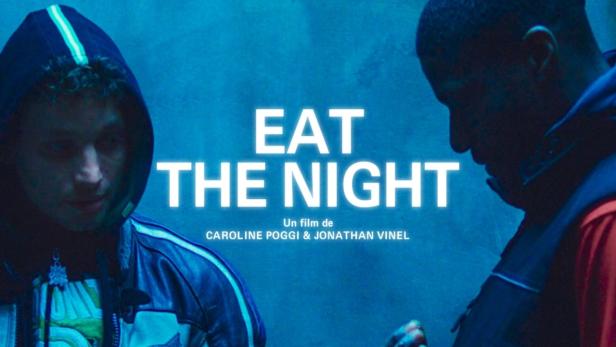 Das Filmplakat für „Eat the Night“ mit zwei jungen Männern vor blauem Hintergrund.