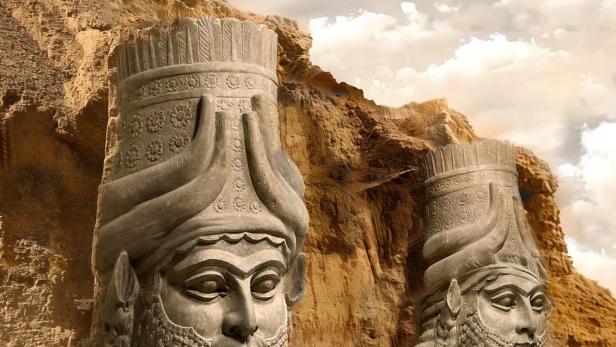 Das Filmplakat zu „Die geretteten Schätze Mesopotamiens“ zeigt zwei assyrische Lamassu-Statuen.
