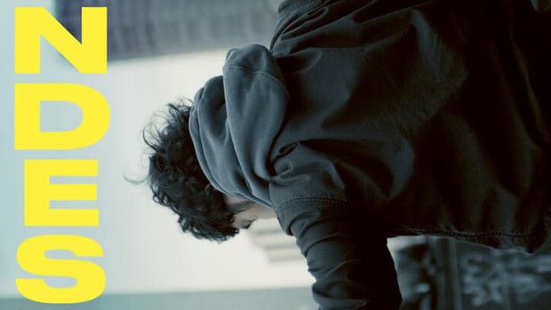 Das Filmplakat für „Klandestin“ zeigt einen Mann in einer urbanen Umgebung.