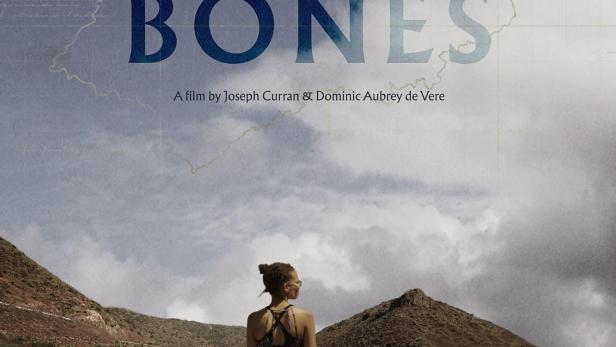 Das Filmplakat für „A Story of Bones“ zeigt eine Frau und ein Kind in einer hügeligen Landschaft.