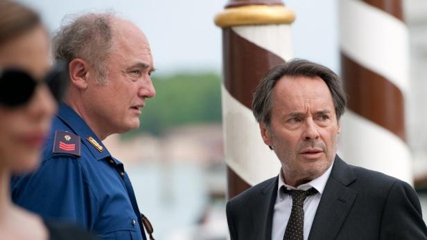 Kommissar Guido Brunetti (gespielt von Uwe Kockisch) in „Donna Leon – Tierische Profite“.