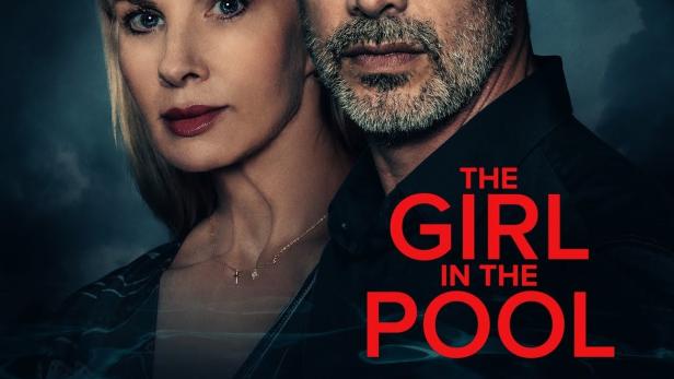 Das Filmplakat für „The Girl in the Pool“ zeigt eine Frau im Wasser und ein Paar im Hintergrund.
