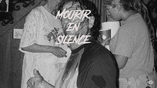 Schwarzweißaufnahme eines Filmposters mit dem Titel „Mourir en Silence“.