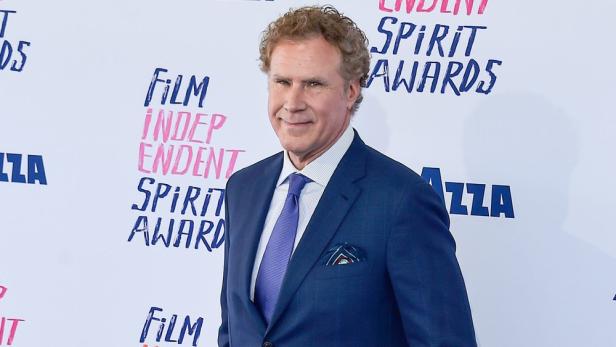 Will Ferrell posiert vor dem Hintergrund der Film Independent Spirit Awards.
