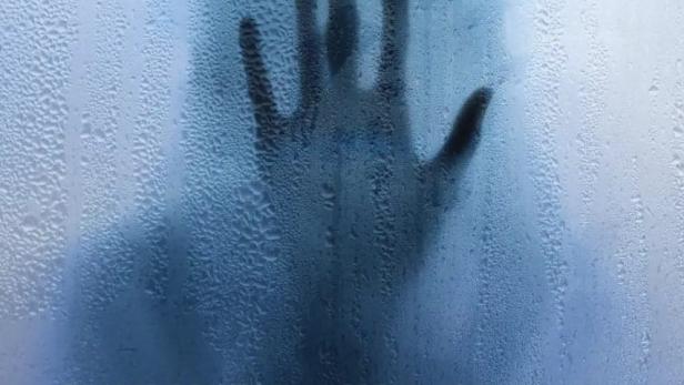 Ein verschwommener Handabdruck auf einer beschlagenen Glasscheibe, Filmposter „Here After“.