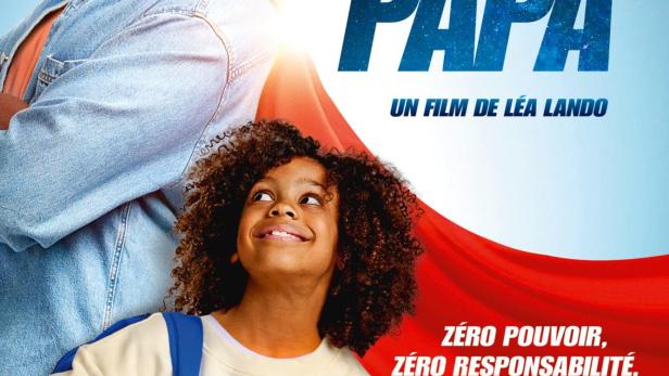 Das Filmplakat für „Super Papa“ zeigt einen Vater im Superheldenkostüm und seine Tochter mit Rucksack.