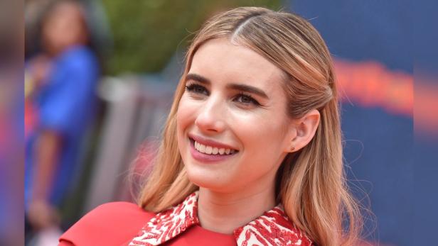 Emma Roberts lächelt in die Kamera.