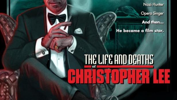 Ein illustriertes Filmplakat für „The Life and Deaths of Christopher Lee“ mit Christopher Lee, einem Schloss und Fledermäusen.