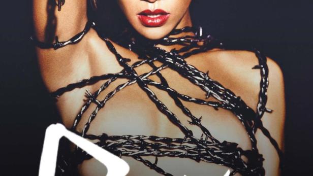 Rihanna mit einer Augenmaske und Stacheldraht um den Körper.