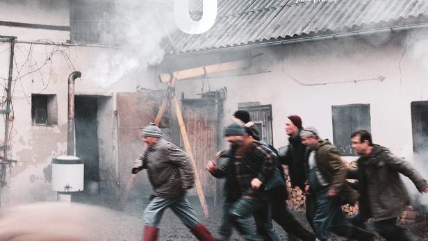 Das Filmplakat für „Mord“ zeigt eine Gruppe Männer, die durch schlammiges Gelände rennen.