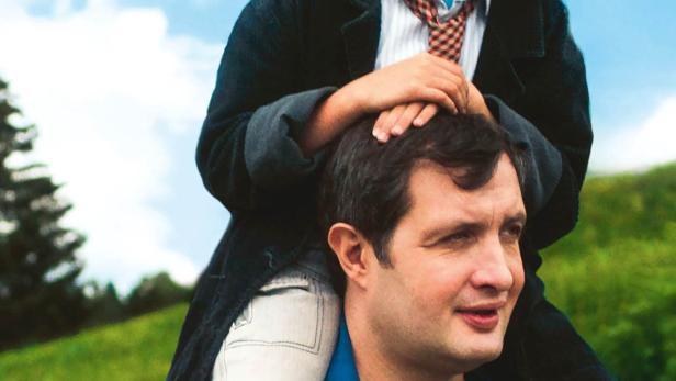 Das Filmplakat zu „Le Roman de Jim“ zeigt einen Jungen auf den Schultern eines Mannes.