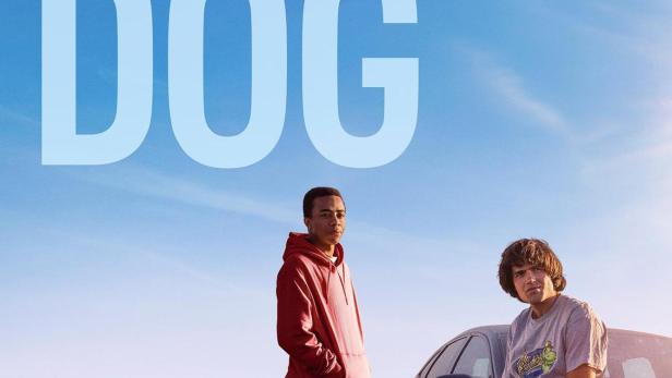 Zwei junge Männer stehen an einem Auto auf einer Landstraße unter dem Titel „Black Dog“.