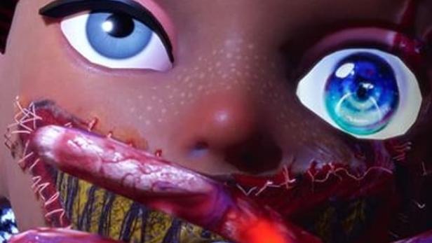 Das Gesicht einer Frau ist mit blutigen Wunden und Nähten entstellt, eine Zigarette im Mund.