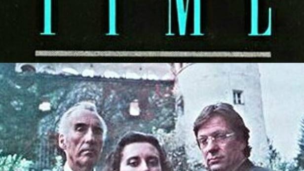 Das Filmplakat für „The Care of Time“ zeigt drei Personen, von denen eine ein Gewehr hält.