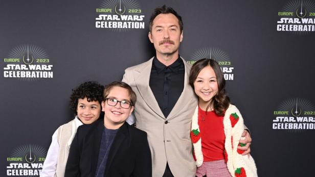 Jude Law mit drei jungen Darstellern bei der Star Wars Celebration Europe 2023.