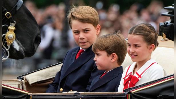 Prinz George, Prinz Louis und Prinzessin Charlotte in einer Kutsche.