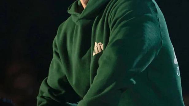 Der Comedian Matt Rife in einem grünen Hoodie bei seiner Stand-up-Show „Lucid“.