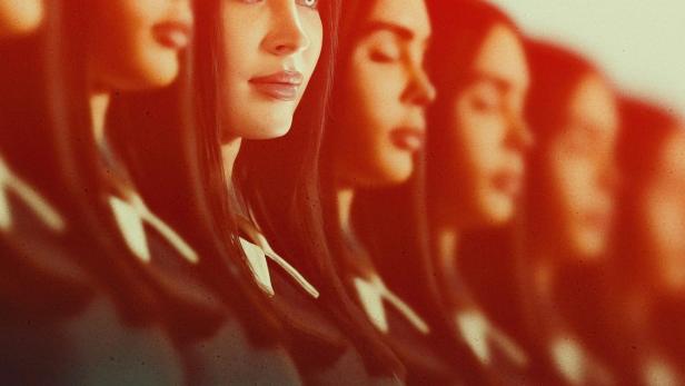 Das Filmplakat für „Subservience“ zeigt eine Reihe von Frauen mit ernsten Gesichtsausdrücken.