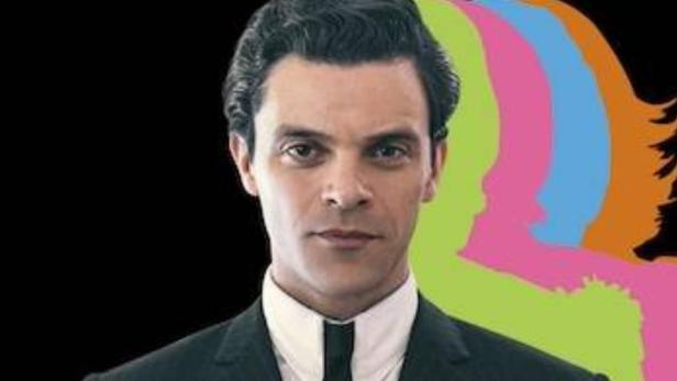 Das Filmplakat für „Midas Man“ zeigt Jacob Fortune-Lloyd vor farbigen Silhouetten.