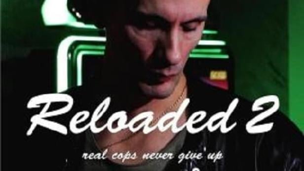 Das Filmplakat für „Reloaded 2“ zeigt einen Mann mit einem roten Laserpunkt auf der Stirn.