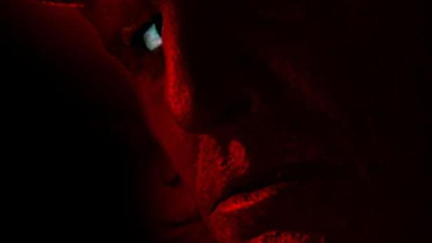 Ein rotes, düsteres Porträt von Hellboy: The Crooked Man.