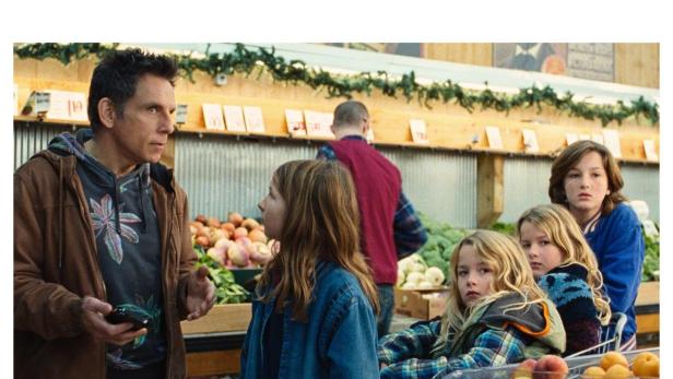 Ben Stiller mit Kindern beim Einkaufen auf einem Markt, möglicherweise für den Film „Nutcrackers“.