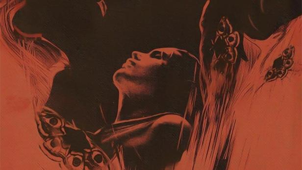 Das Filmplakat für „Saint Clare“ zeigt eine Frau, die zu einem großen, brennenden Auge aufblickt.