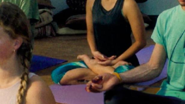 Das Filmplakat für „La Práctica“ zeigt Menschen, die Yoga machen.