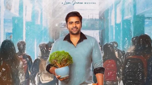 Ein Mann geht mit einer Pflanze und einem Buch in der Hand durch eine Menschenmenge.