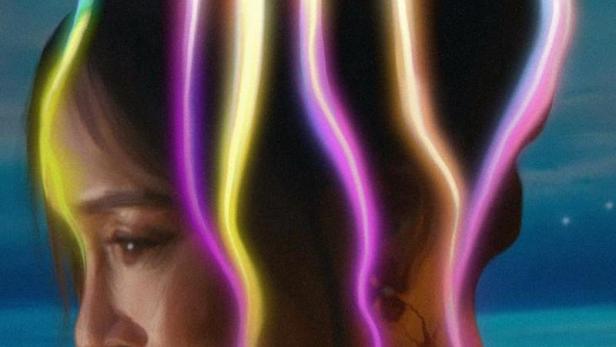 Das Cover des Films „Don't Cry, Butterfly“ zeigt das Profil einer Frau mit bunten Lichteffekten.