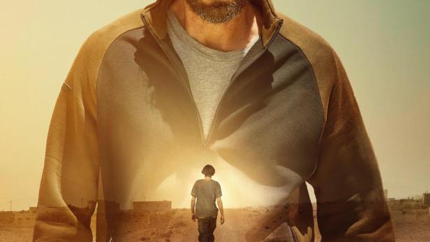 Das Filmplakat für „Vejen Hjem“ zeigt Nikolaj Lie Kaas und einen Jungen in einer Wüstenlandschaft.