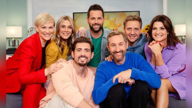 Das Team des „Sat.1 Frühstücksfernsehen“ posiert für ein Gruppenfoto.