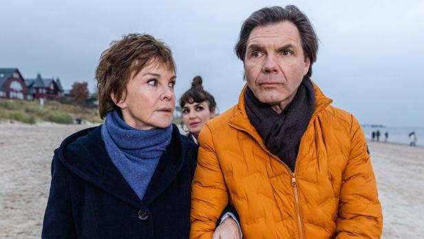 Ein Mann und eine Frau stehen am Strand, möglicherweise eine Szene aus „Usedom-Krimi“.