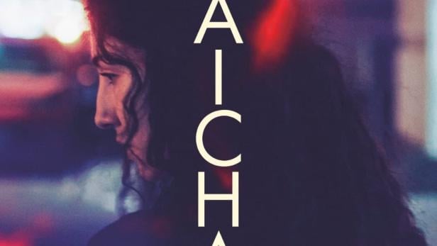 Das Filmplakat für „Aïcha“ zeigt eine Frau vor einem verschwommenen, farbigen Hintergrund.