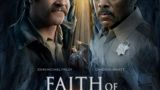 Das Filmplakat für „Faith of Angels“ zeigt John Michael Finley und Cameron Arnett vor einem Höhleneingang.