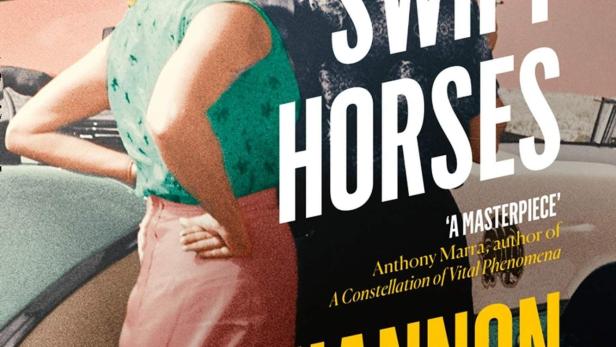 Das Buchcover von „On Swift Horses“ von Shannon Pufahl zeigt ein Paar in einem Auto.