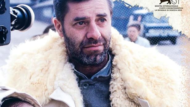 Ein Mann in Winterkleidung vor der Filmplakat „From Darkness to Light“.