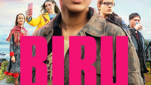 Das Filmplakat für „Biru Føkkings Nesseby Unjárga“ zeigt eine junge Frau und weitere Personen im Hintergrund.