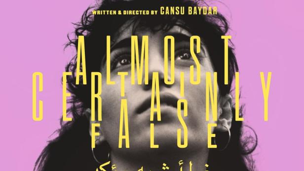 Das Filmplakat für „Almost Certainly False“ zeigt eine Frau in Schwarzweiß vor einem lila Hintergrund.