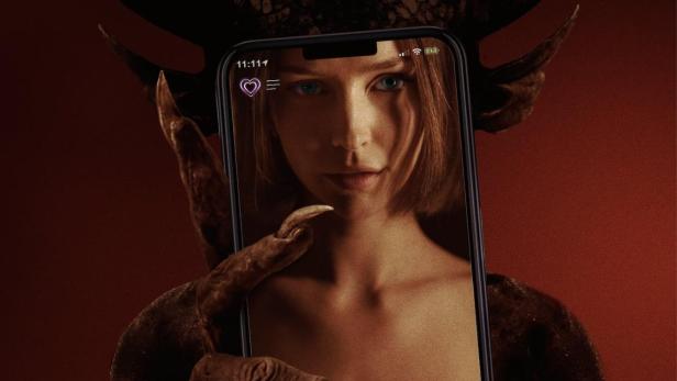 Das Filmplakat für „Succubus“ zeigt eine Frau, die von einer dämonischen Hand ein Handy entgegengehalten bekommt.