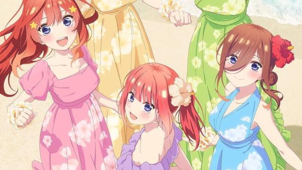 Fünf Anime-Mädchen in Sommerkleidern stehen am Strand vor dem Poster von „Die Fünf Bräute*“.