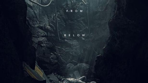 Ein Mensch liegt in einem zerstörten Krater vor einer dystopischen Stadtkulisse; Filmposter für „Scurry“.