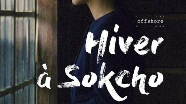 Das Filmplakat für „Hiver à Sokcho“ zeigt eine Frau, die aus dem Fenster schaut.